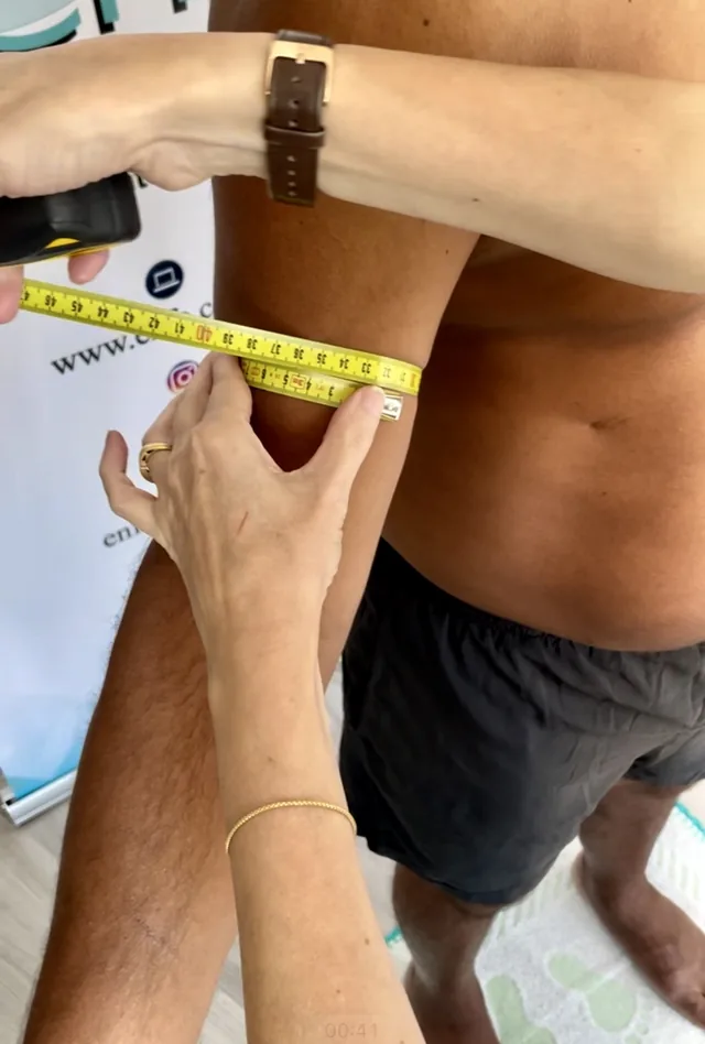 Medición de un perímetro muscular con cinta métrica