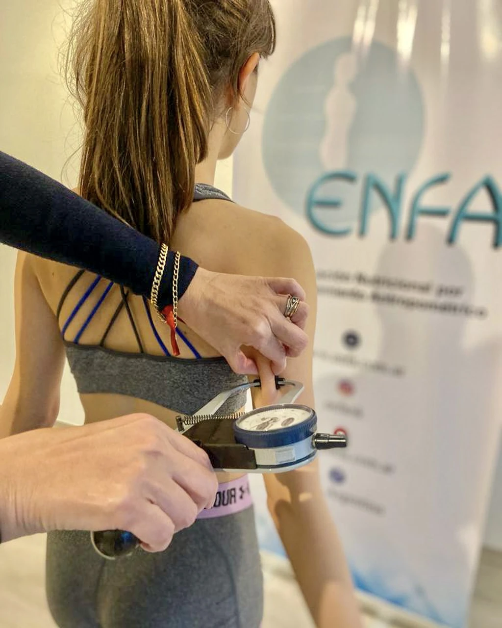 Medición de un pliegue graso con plicómetro en un taller del Método ENFA